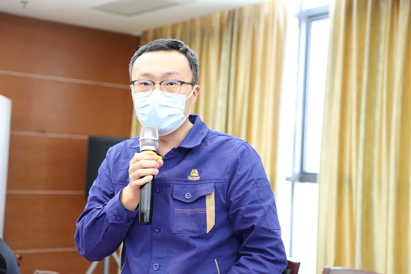 職工代表發(fā)言.jpg 職工代表發(fā)言.jpg
